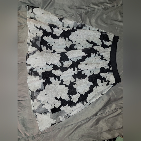 Black & White Floral Skirt - Picture 3 of 3